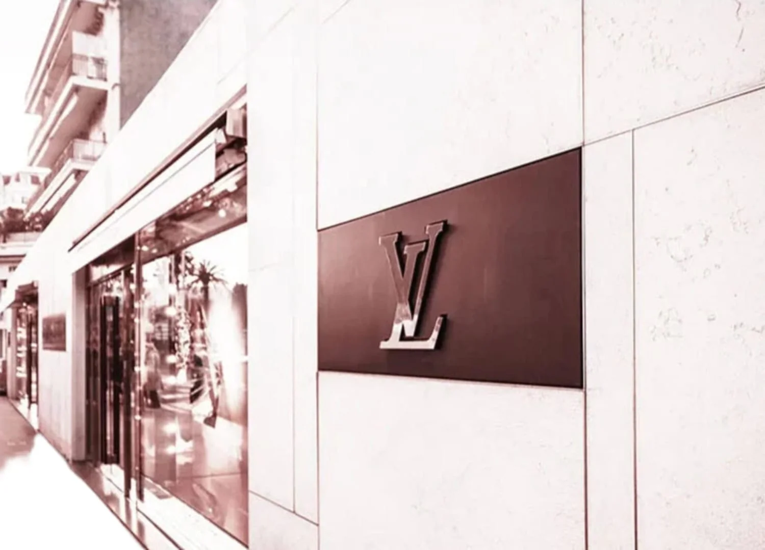 Louis Vuitton | Luxury Fashion Storefront - Image 4