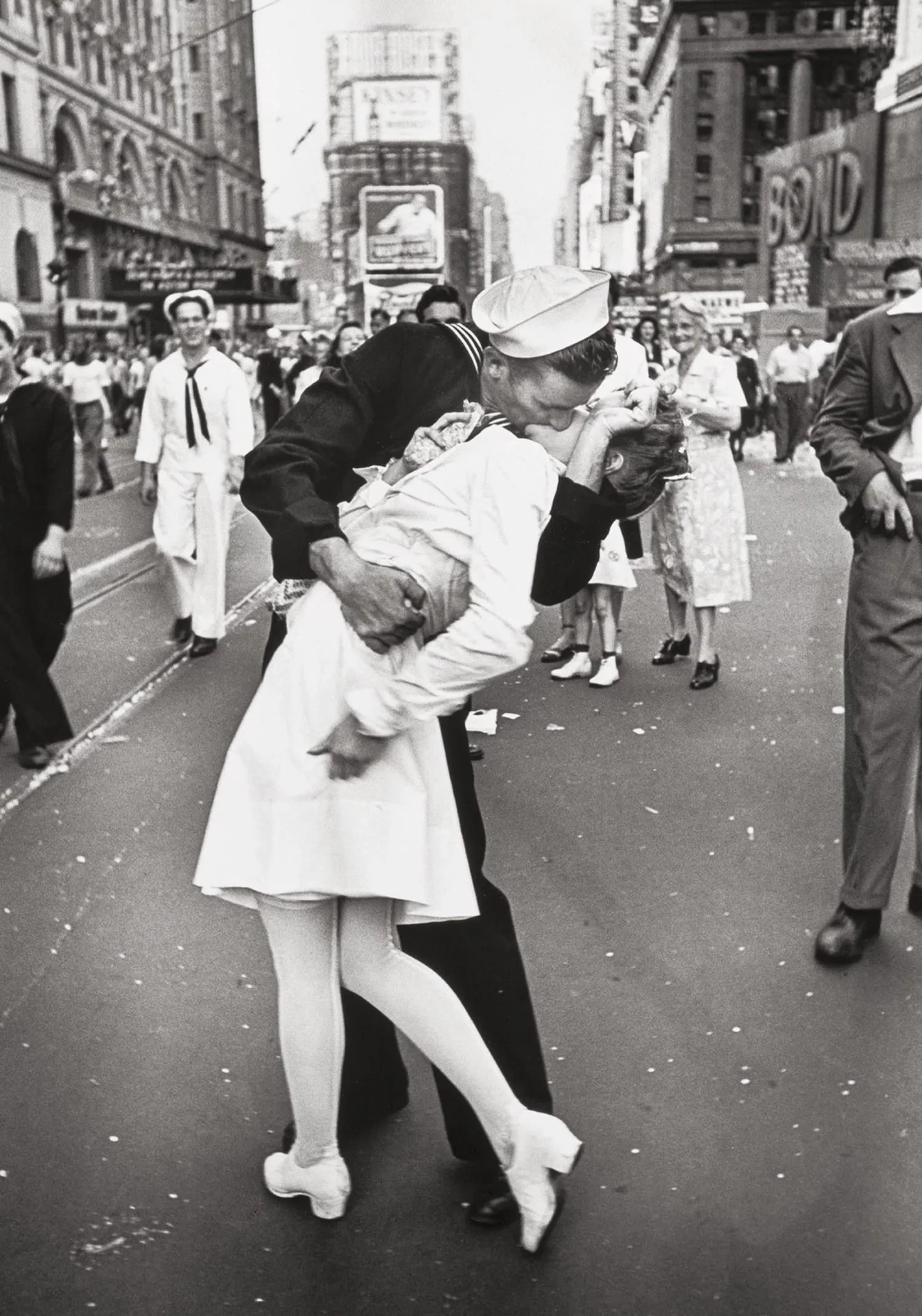Times Square Kiss | Iconic Black & White Photography - Image 4
